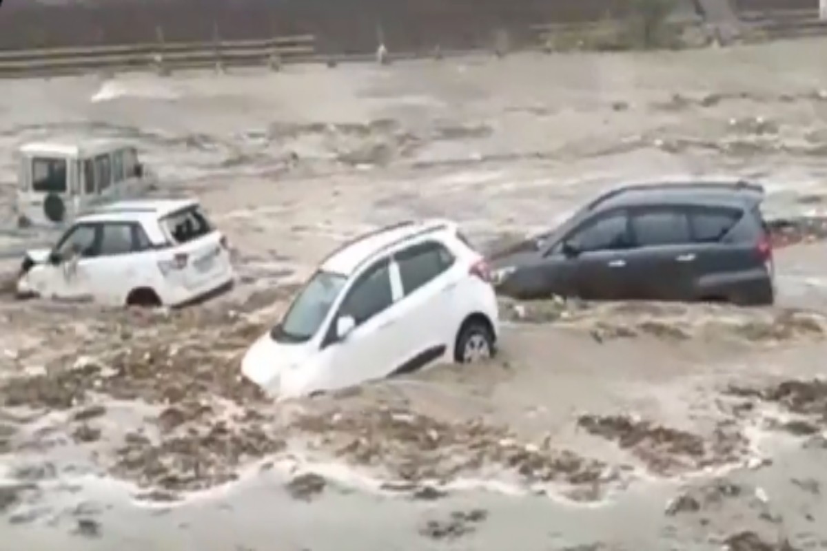 Uttarakhand Rain: गंगा नदी में बहती दिखीं दर्जनों लग्जरी गाड़ियां, अगले 5 दिन तक भारी बारिश का अलर्ट