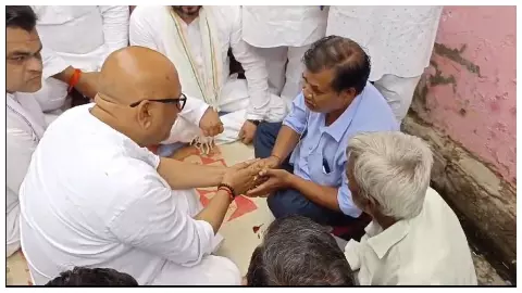 परिजनों से मिला प्रतिनिधिमंडल।