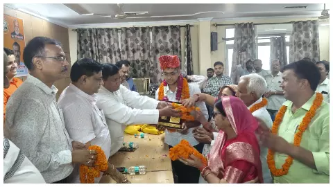 कार्यक्रम में सुमित यादव को किया गया सम्मानित।