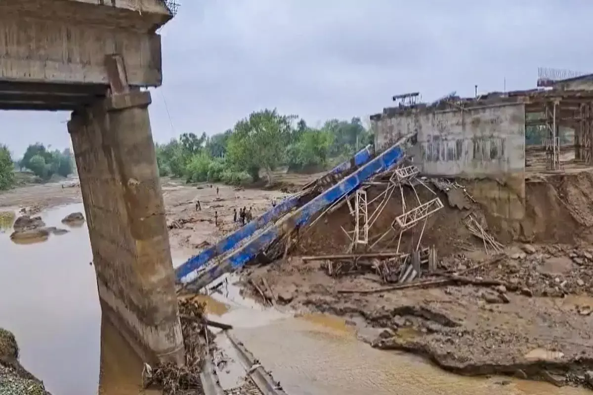 Jharkhand News : बिहार के बाद अब झारखंड में गिरा निर्माणाधीन पुल, अरगा नदी पर 5.5 करोड़ की लागत से बन रहा ब्रिज