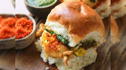 Vada Pav Recipe: कोई रॉकेट साइंस नहीं वड़ा पाव बनाना, इस आसान रेसिपी से झटपट हो जाएगा रेडी Vada Pav Recipe: कोई रॉकेट साइंस नहीं वड़ा पाव बनाना, इस आसान रेसिपी से झटपट हो जाएगा रेडी