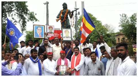 श्रद्धांजलि अर्पित करते सपा नेता।
