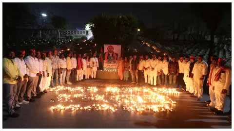 दीप प्रज्ज्वलन के दौरान समाजवादी छात्रसभा के कार्यकर्ता। दीप प्रज्ज्वलन के दौरान समाजवादी छात्रसभा के कार्यकर्ता।