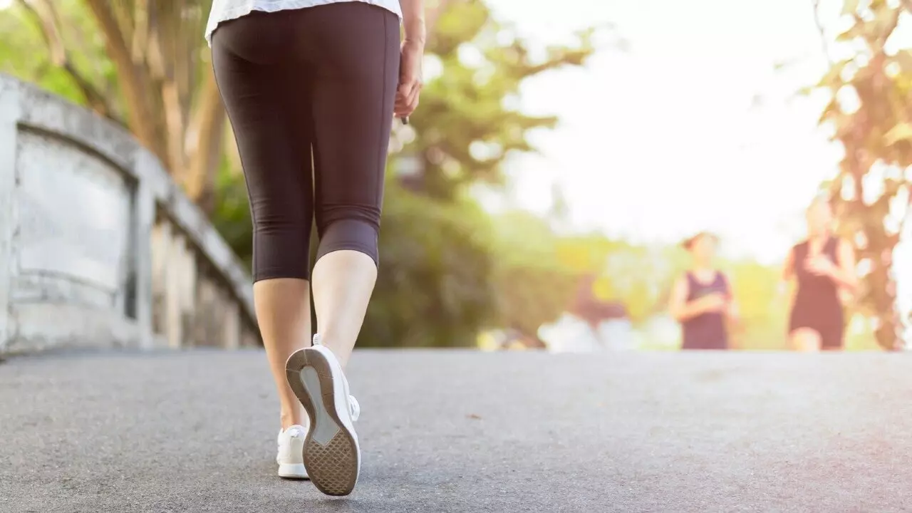 Walk Karne Ke Fayde: वॉक करने से कितना वजन घटा सकते हैं आप, ये रही पूरी जानकारी