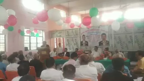 शपथ लेते अधिवक्ता। शपथ लेते अधिवक्ता।