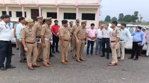 निरीक्षण करते अधिकारी। निरीक्षण करते अधिकारी।