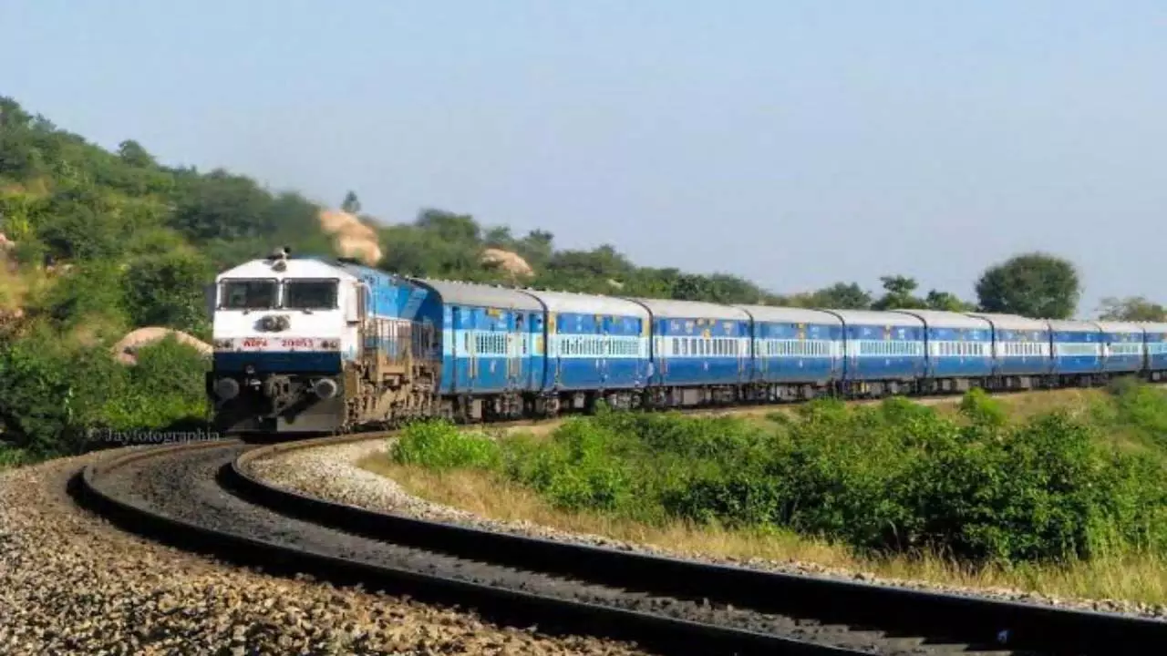 24 trains passing through Hardoi canceled, many other trains also affected, passengers journey will be difficult