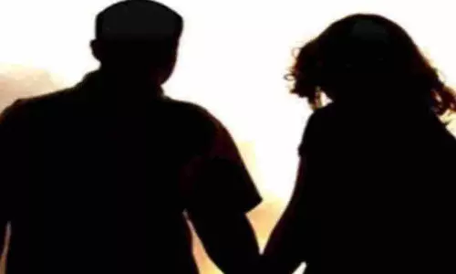 Gorakhpur: 8 लाख में बेच दी सिलिंग की जमीन, पति के गुहार लगाने के दौरान पत्नी को हो गया जालसाज से प्यार, ले उड़ा
