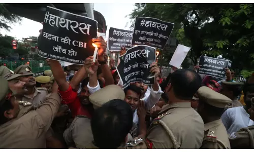 कार्यकर्ताओं को रोकती पुलिस।