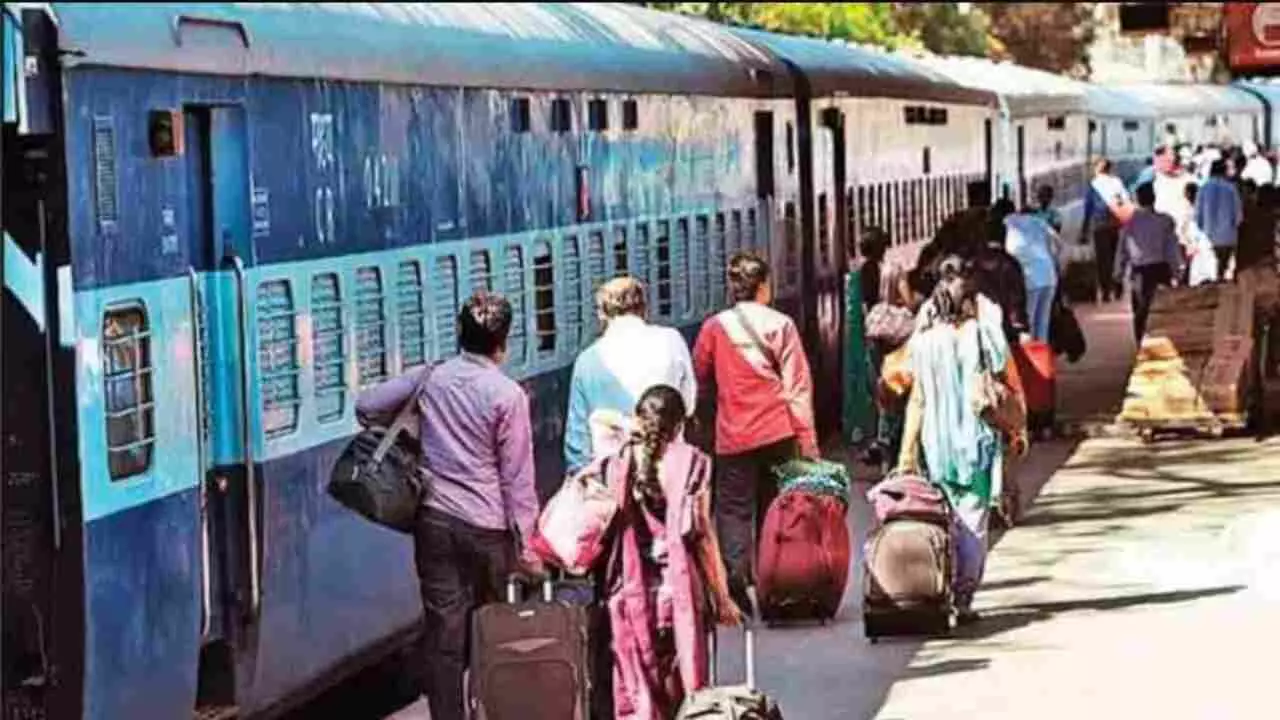 Gorakhpur: ट्रेनों में AC कोच लगा कमाई करने वाले रेलवे ने पलटा फैसला, लगेंगे कम से कम चार जनरल कोच