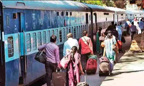 Gorakhpur: ट्रेनों में AC कोच लगा कमाई करने वाले रेलवे ने पलटा फैसला, लगेंगे कम से कम चार जनरल कोच
