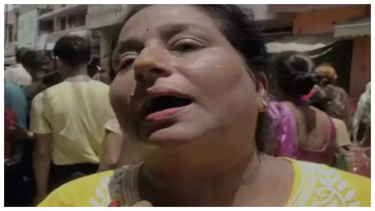 अपने गले के निशान दिखाती पीड़ित महिला अपने गले के निशान दिखाती पीड़ित महिला