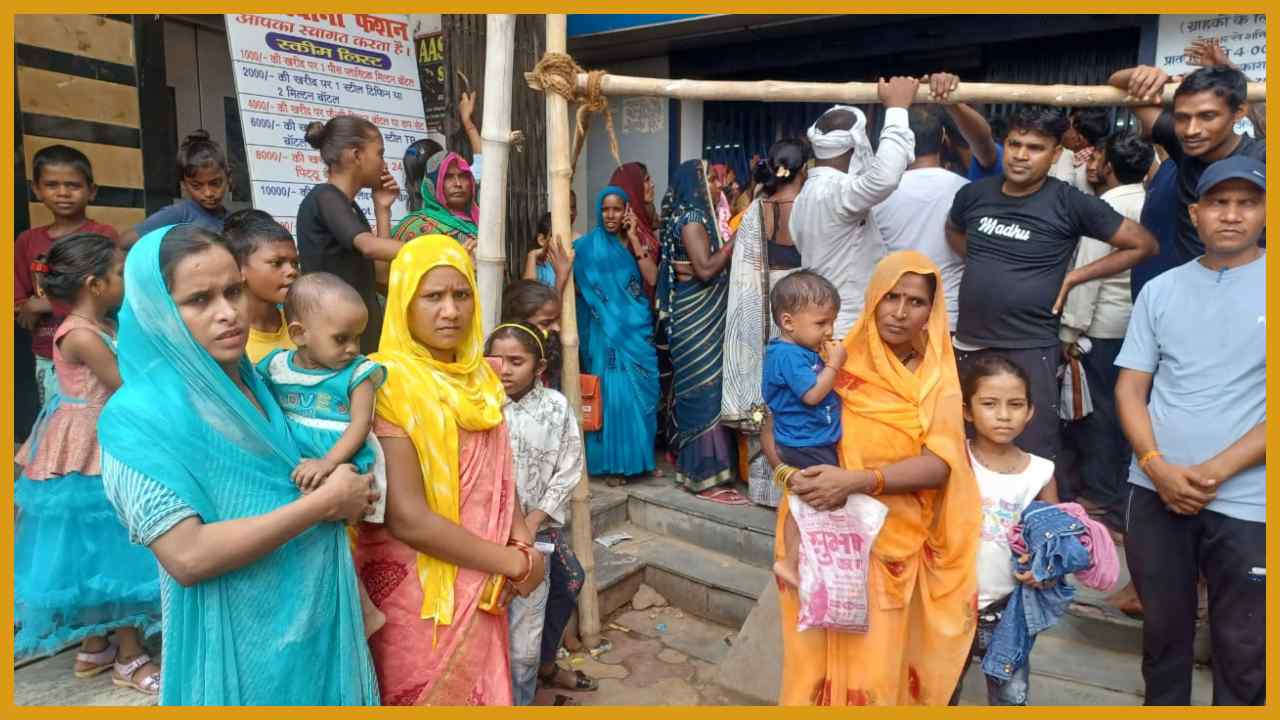 Bhadohi News : आधार बनवाने की लाइन में खड़े नौनिहाल शिक्षा से वंचित