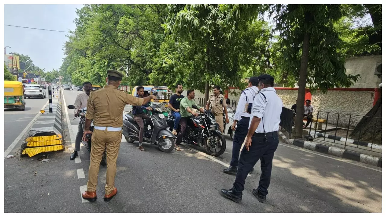 वाहनों की जाँच करती पुलिस।