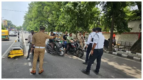 वाहनों की जाँच करती पुलिस।