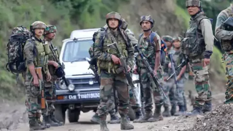 Jammu Kashmir : कठुआ हमले के बाद अब नेशनल हाइवे पर सेल्फी पॉइंट के पास मिला IED, रक्षा विभाग ने कहीं यह बात