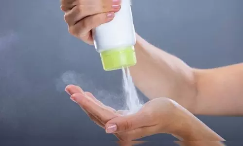 Cancer Alert: आज ही बंद कर दें टैल्कम पाउडर लगाना, कैंसर का हो सकता है खतरा