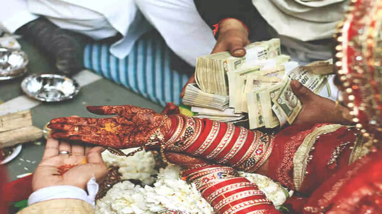 Kanpur News: शादी में मिले गिफ्ट की अब दहेज प्रतिषेध अधिकारी को देनी होगी लिस्ट