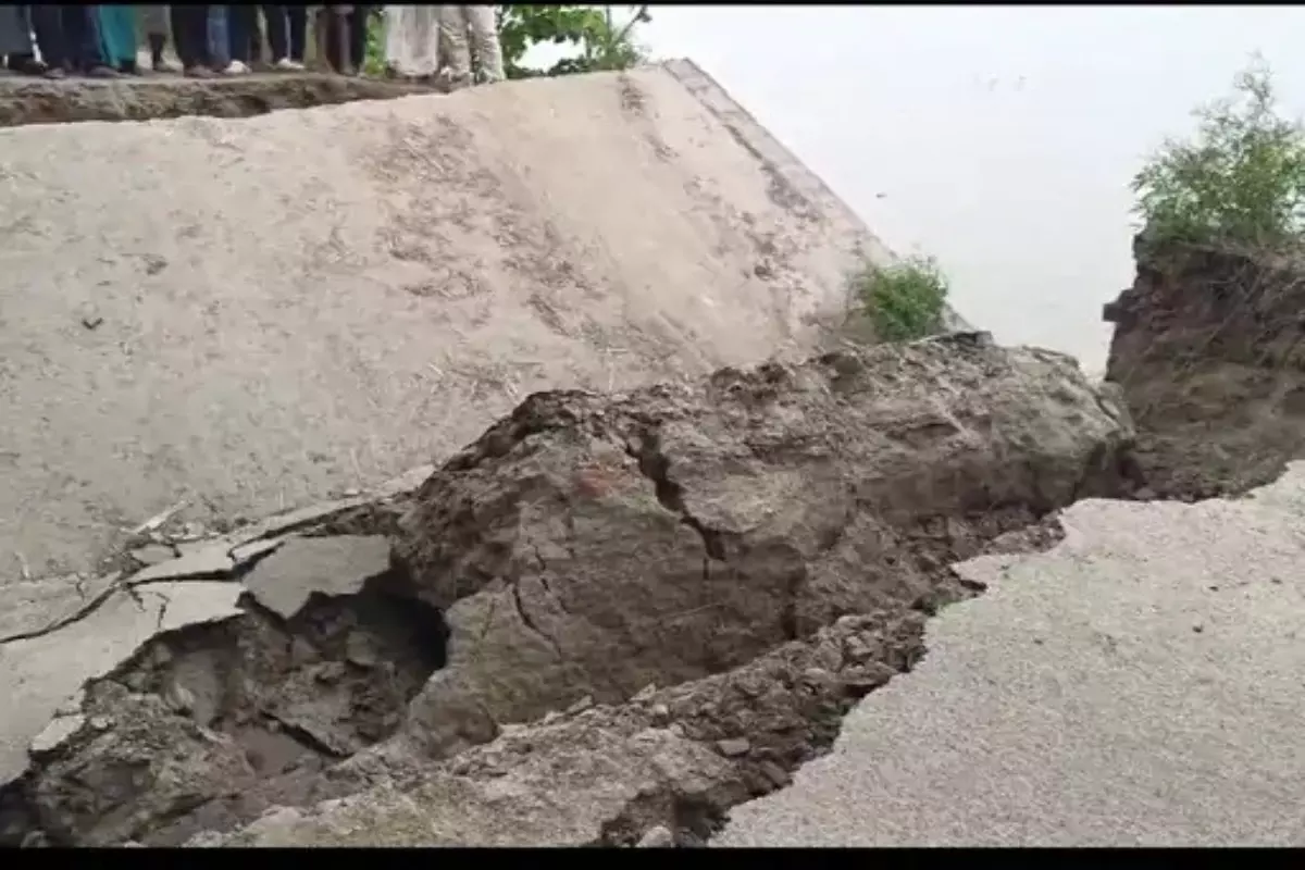Bihar Bridge Collapsed : सहरसा में बाढ़ से टूटी पुलिया, लोग बोले- आज गांव में 10 शादी...कैसे होगा काम