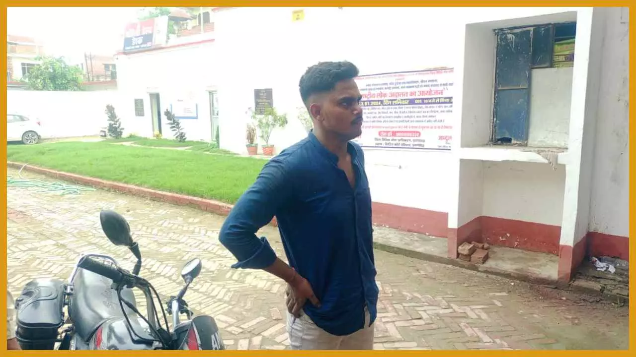 Pratapgarh News : बाइक चोरी करते हुए युवक को रंगे हाथ पकड़ा, भीड़ ने जमकर धुनाई करने के बाद पुलिस को सौंपा