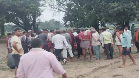 Farmer and cattle die due to lightning, two children injured