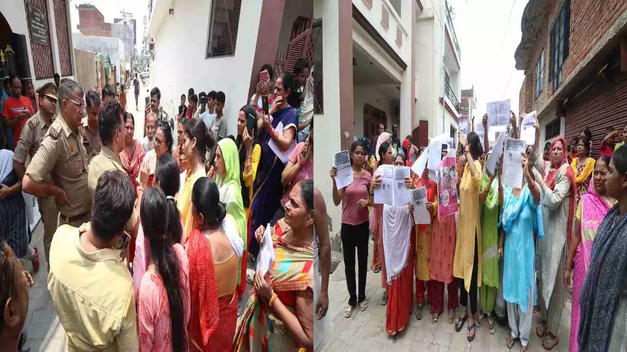Lucknow Bulldozer Action: हाथ में बिजली बिल, रजिस्ट्री के कागज लेकर पंतनगर में सड़कों पर उतरी महिलाएं, ध्वस्तीकरण का विरोध