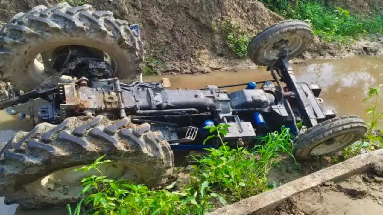 High speed tractor overturned while saving a cyclist, driver died