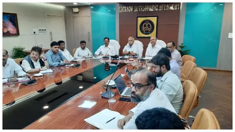 सीएम के सलाहकार अवनीश अवस्थी ने ली अधिकारियों की बैठक: