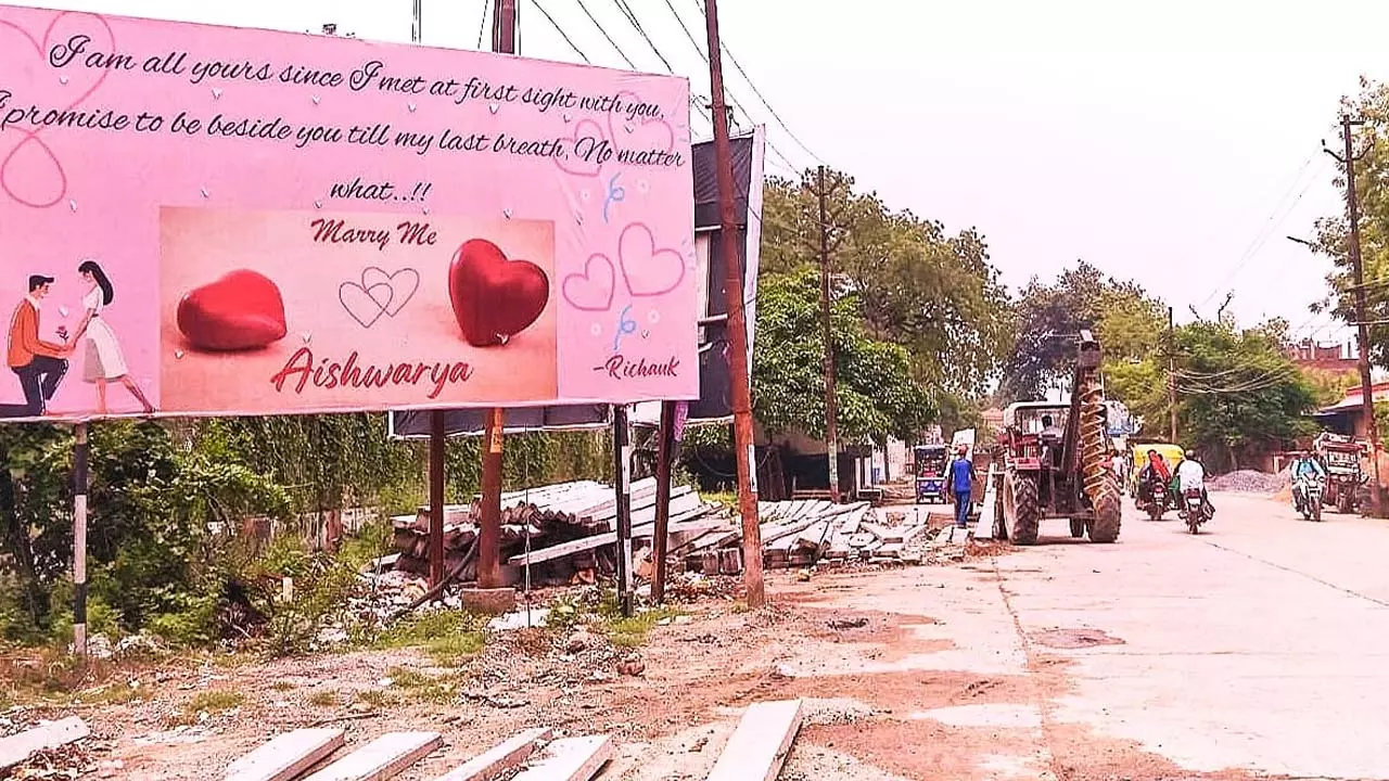 To express love to girlfriend, lover put up hoarding on road, discussion everywhere in the city