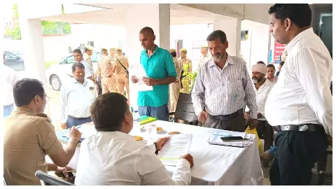 सुनवाई करते अधिकारी।