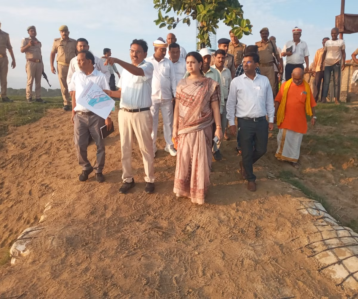 Deoria News : अरे धूप ही तो है, पिघल नहीं जाएंगे… बाढ़ प्रभावित इलाके का दौरा करने पहुंची DM दिव्या मित्तल ने दिखाया कड़क अंदाज 3 1765122 iasdivyamittal
