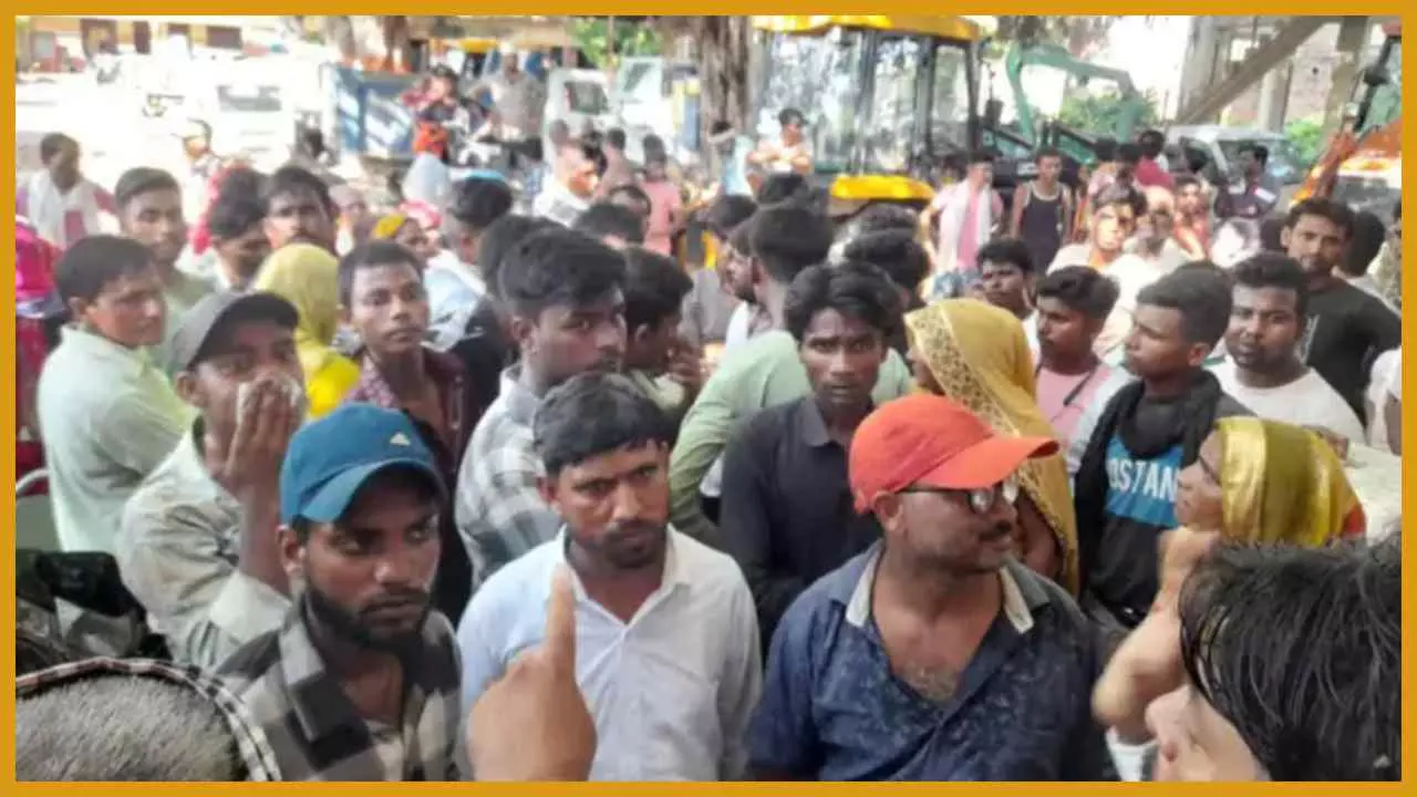 Auraiya News : पालिका प्रशासन पर फूटा सफाई कर्मचारियों का गुस्सा, जमकर किया हंगामा