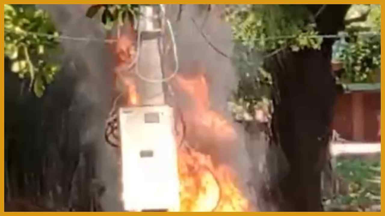 Bhadohi News : ट्रांसफार्मर जलने से 50 घरों में अंधेरा, ग्रामीणों में आक्रोश