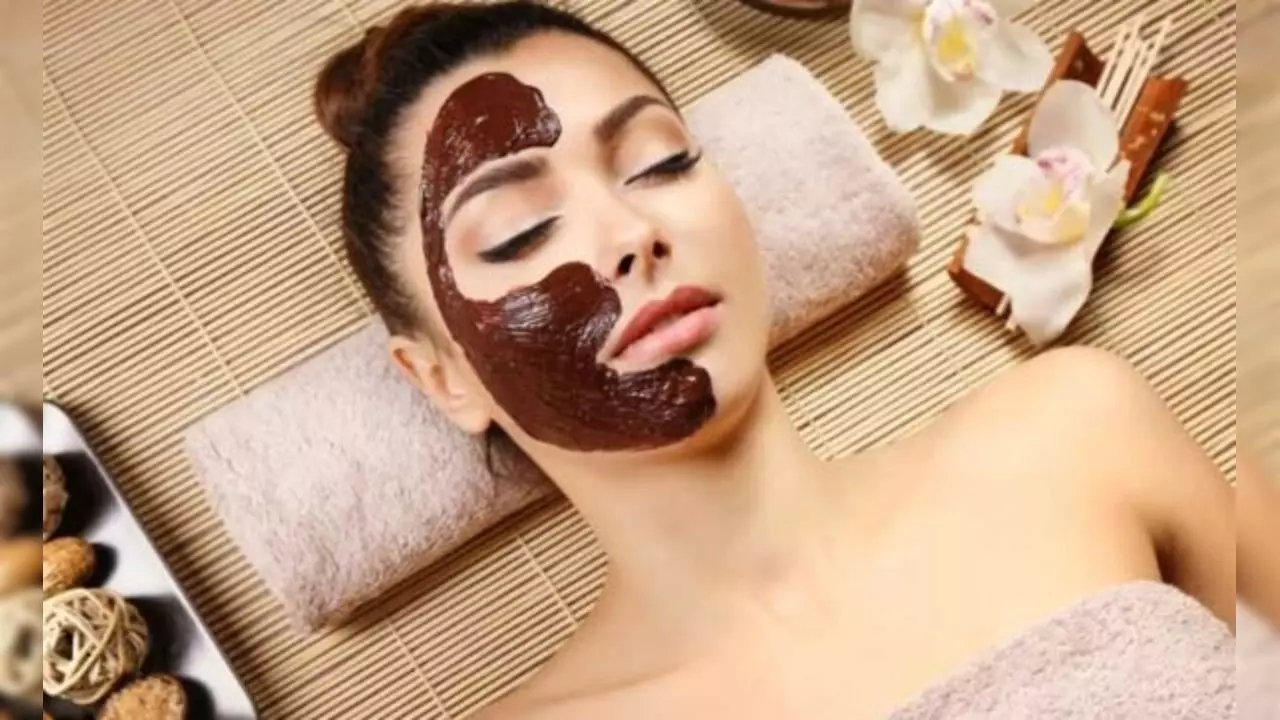 Chocolate Face Pack: बड़े काम का चॉकलेट फेस पैक, चेहरे को दाग-धब्बे, झुर्रियों से दिलाएगा राहत