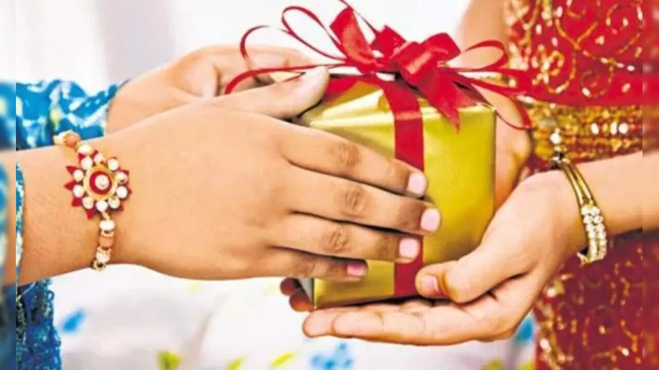 Raksha Bandhan Gift Ideas: इस बार बहन को दें यूनिक गिफ्ट, रक्षाबंधन को बनाएं स्पेशल