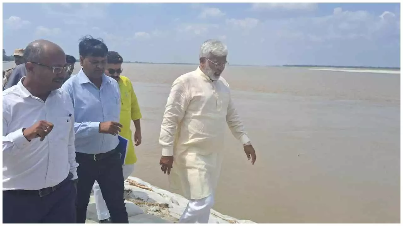 Sitapur News : बाढ़ प्रभावित क्षेत्र का दौरा करने गए जलशक्ति मंत्री के काफिले को ग्रामीणों ने रोका, बताई अपनी समस्याएं