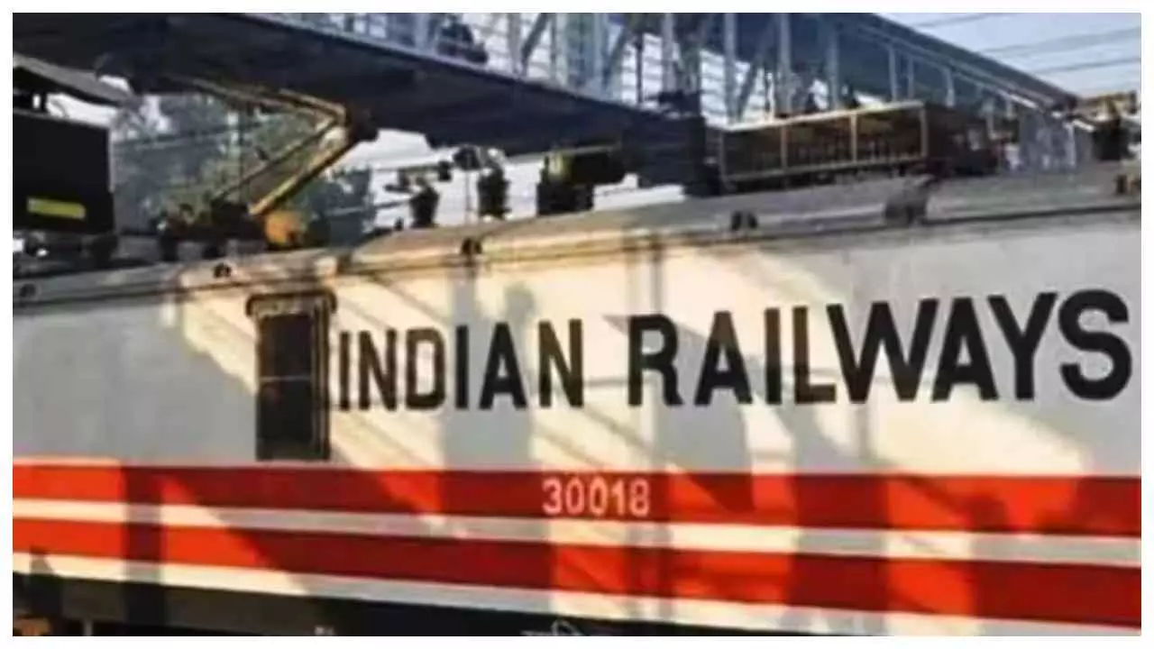 Indian Railway : रेलवे में वॉकी टॉकी की भारी कमी, अब बाहर से खरीदे जाएंगे