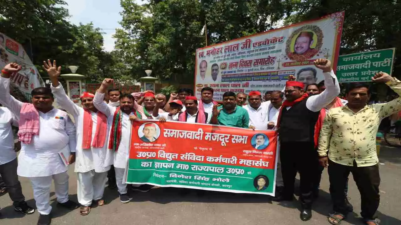 Lucknow News: समाजवादी मजदूर सभा ने राज्यपाल को संबोधित ज्ञापन एसीपी को सौंपा