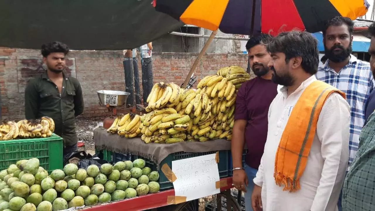Meerut News: हिंदूवादी कार्यकर्ताओं का अभियान, दुकान और ठेले वाले न छुपाएं पहचान