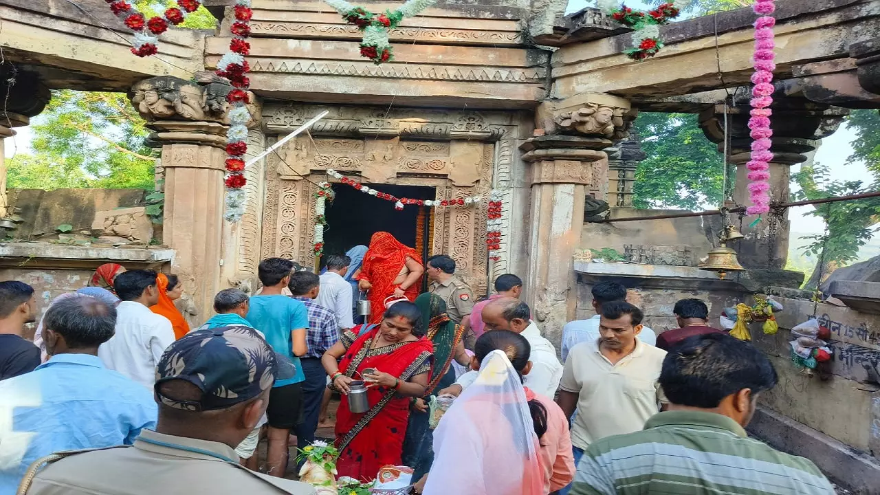 Chitrakoot News: हर-हर महादेव की गूंज से गूंजे शिवालय, भोर से शिव मंदिरों में भक्तों की लगी लंबी लाइनें