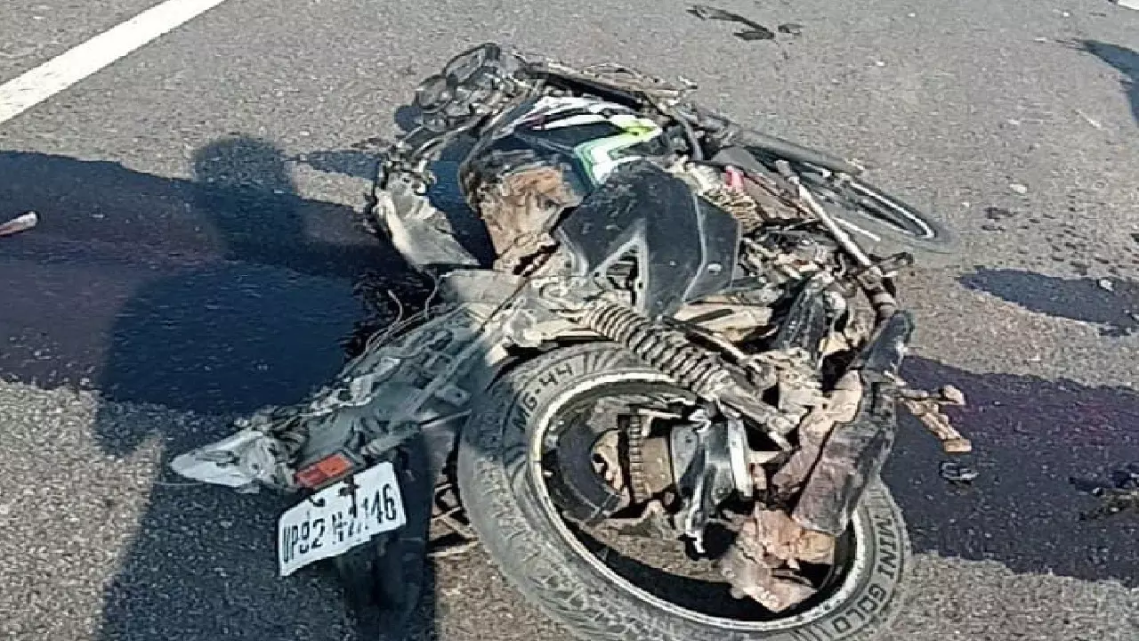 Jalaun News: तेज रफ्तार अज्ञात वाहन ने बाइक सवार युवक को मारी टक्कर, मौत