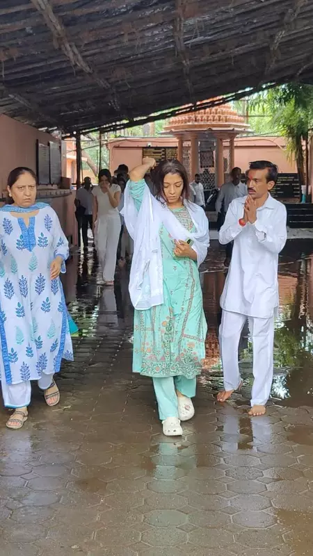 तिशा कुमार के अंतिम संस्कार में इमोशनल हुए ये सेलेब्स