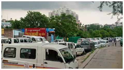सड़क के दोनों ओर खड़े डग्गेमार निजी वाहन।