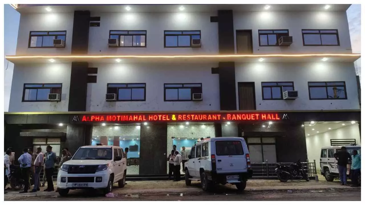 Gorakhpur News : भाजपा विधायक फतेह बहादुर के करीबियों पर कसने लगा पेंच, कैम्पियरगंज में होटल पर कई विभाग का एक साथ छापा