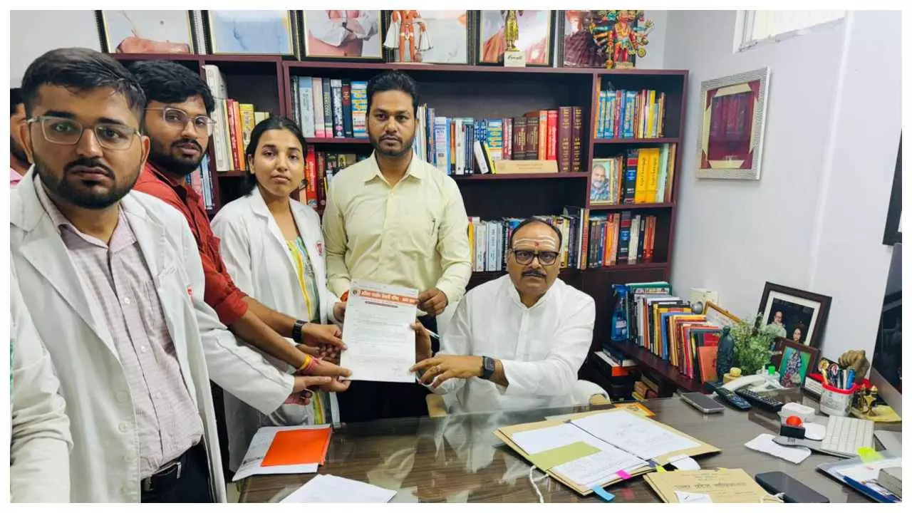 Lucknow News: ABVP ने डिप्टी सीएम को सौंपा ज्ञापन, मेडिकल इंटर्न का स्टाइपेंड बढ़ाने की मांग