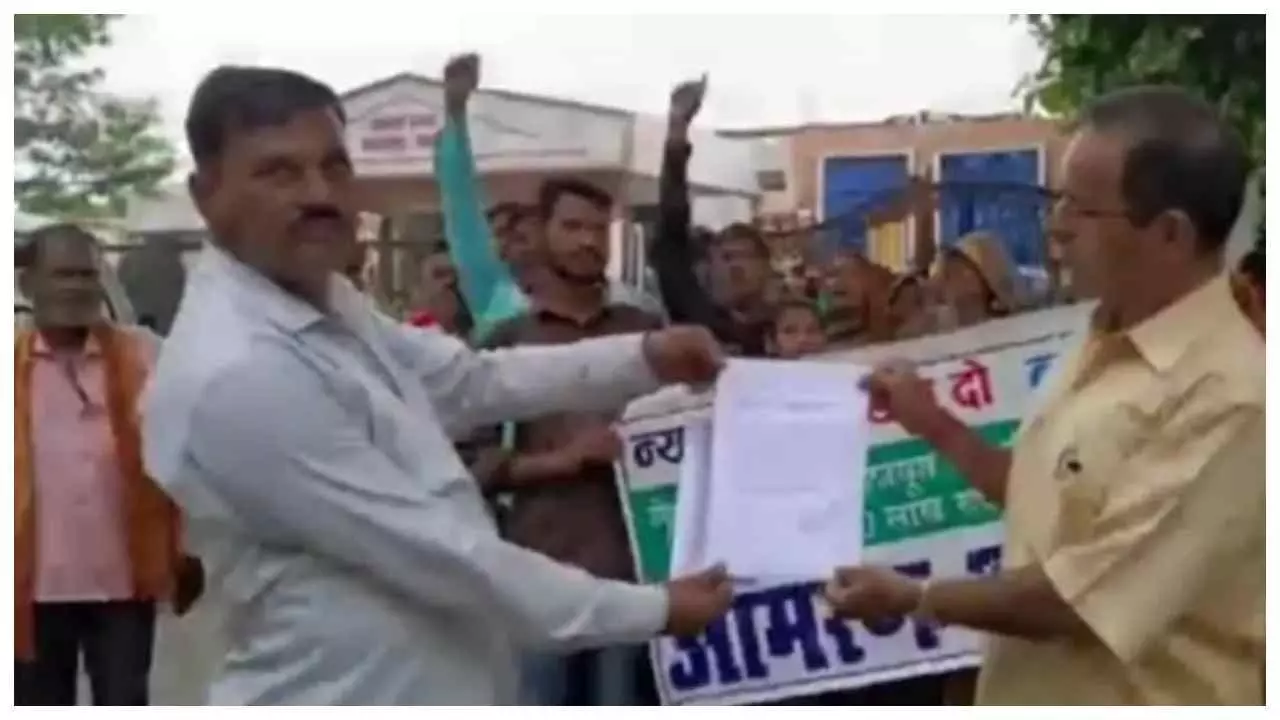 Mainpuri News : लेखपाल पर 20 लाख रुपए ठगी करने का आरोप, ग्रामीणों ने डीएम कार्यालय के बाहर किया प्रदर्शन