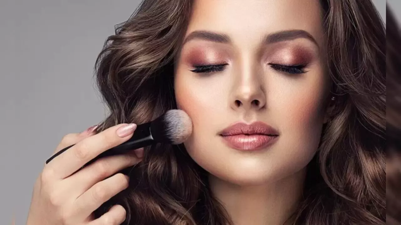 Raksha Bandhan Makeup Tips: इन मेकअप टिप्स को फॉलो कर राखी पर दिखें सबसे खूबसूरत