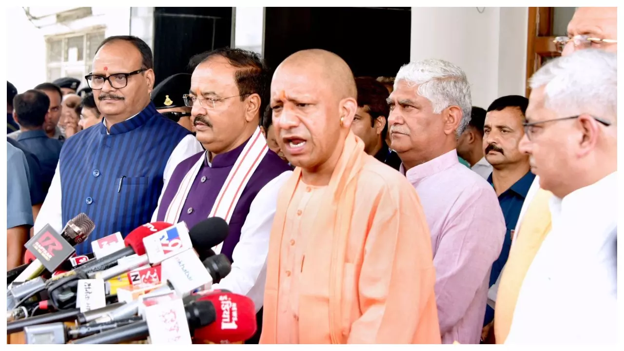 UP Assembly: सीएम ने की विधायक दल की बैठक, योगी ने चार नए मंत्रियों का कराया परिचय, विपक्ष सत्र बढ़ाने की मांग पर