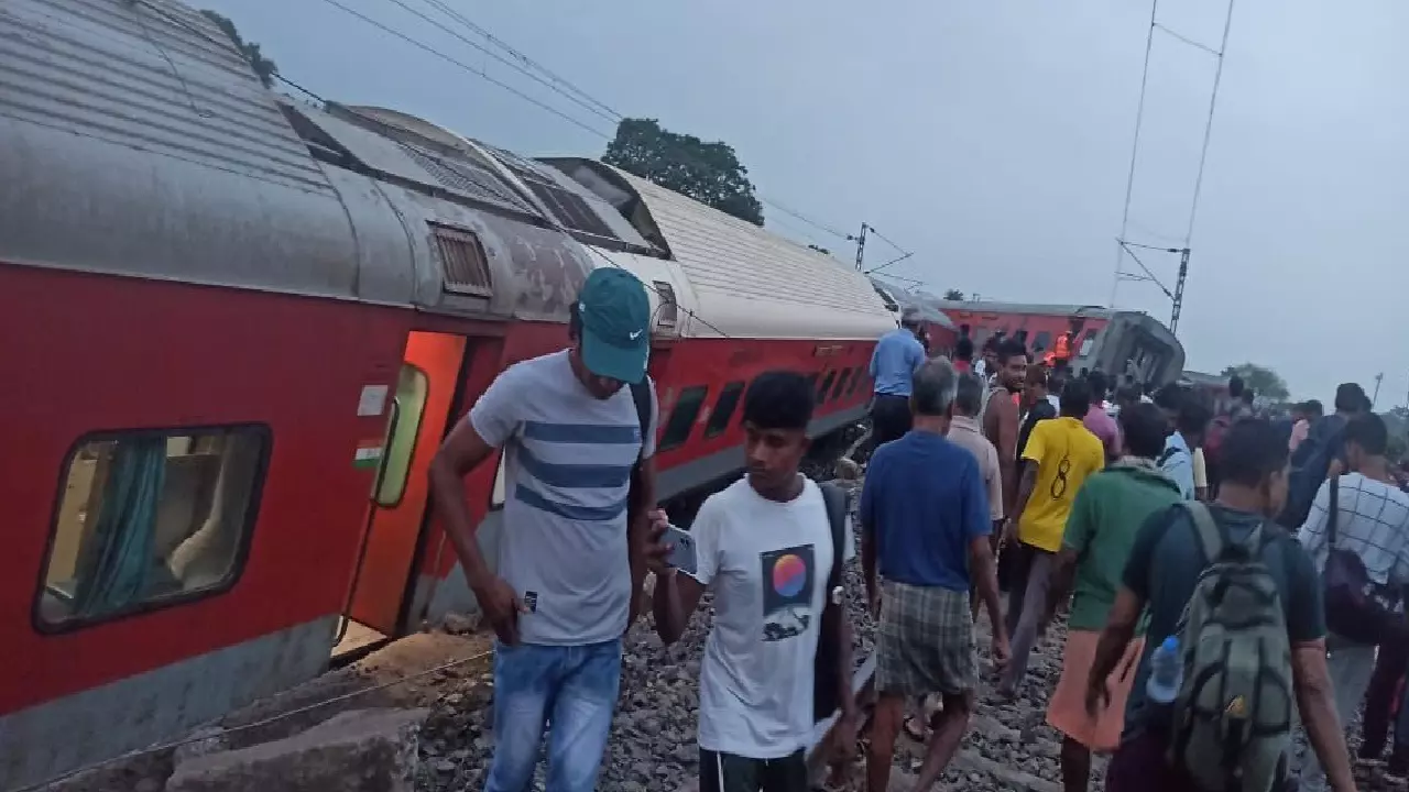 Train Accident: झारखंड में बड़ा रेल हादसा, हावड़ा मेल की 18 बोगियां पटरी से उतरीं, दो की मौत, दर्जनों यात्री घायल