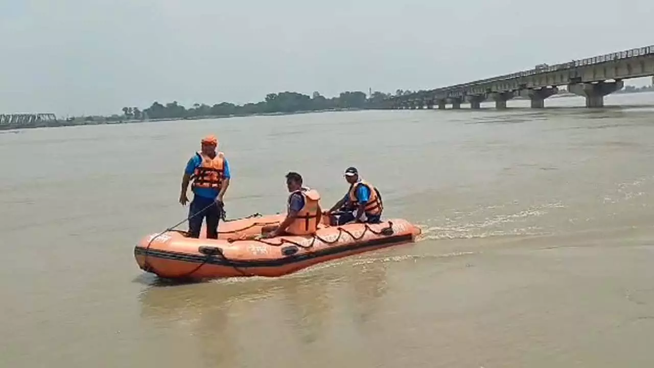 A person who went to take bath in Ghaghra Saryu river is missing, divers are searching for him